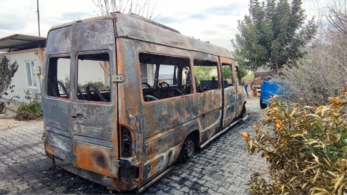 AK Partili adayın seçim otobüsü küle döndü