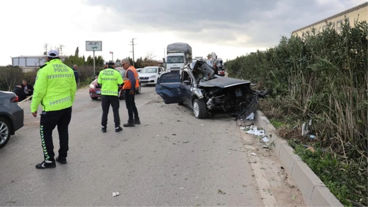 Adana’da otomobil işçi servisine çarptı: 2 ölü, 14 yaralı