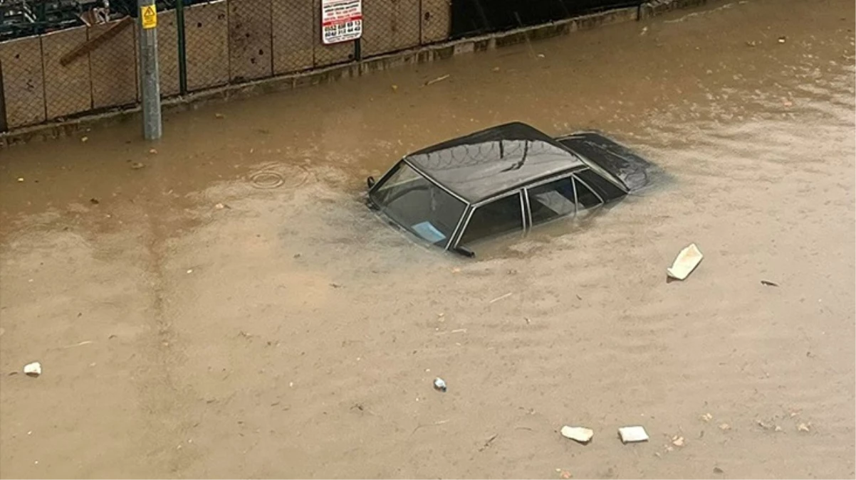 Antalya’da sağanak yağış ve fırtına! Ev ve iş yerlerini su bastı, araçlar yollarda mahsur kaldı