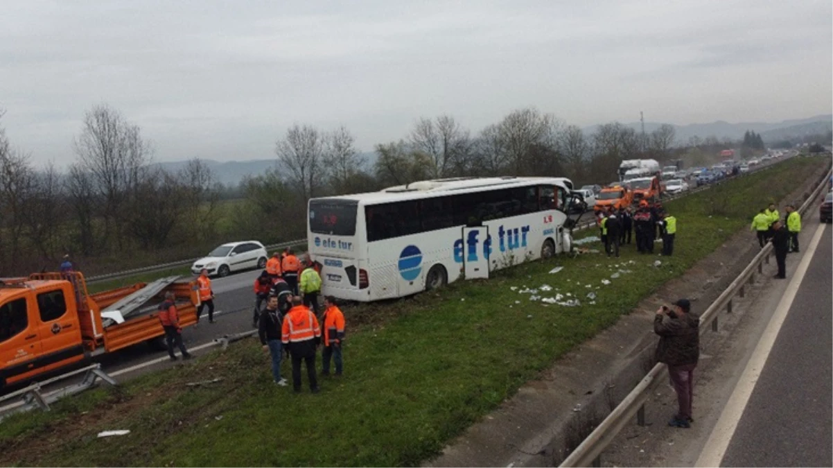 Düzce’de yolcu otobüsü tıra çarpıp refüje çıktı: 15 yaralı