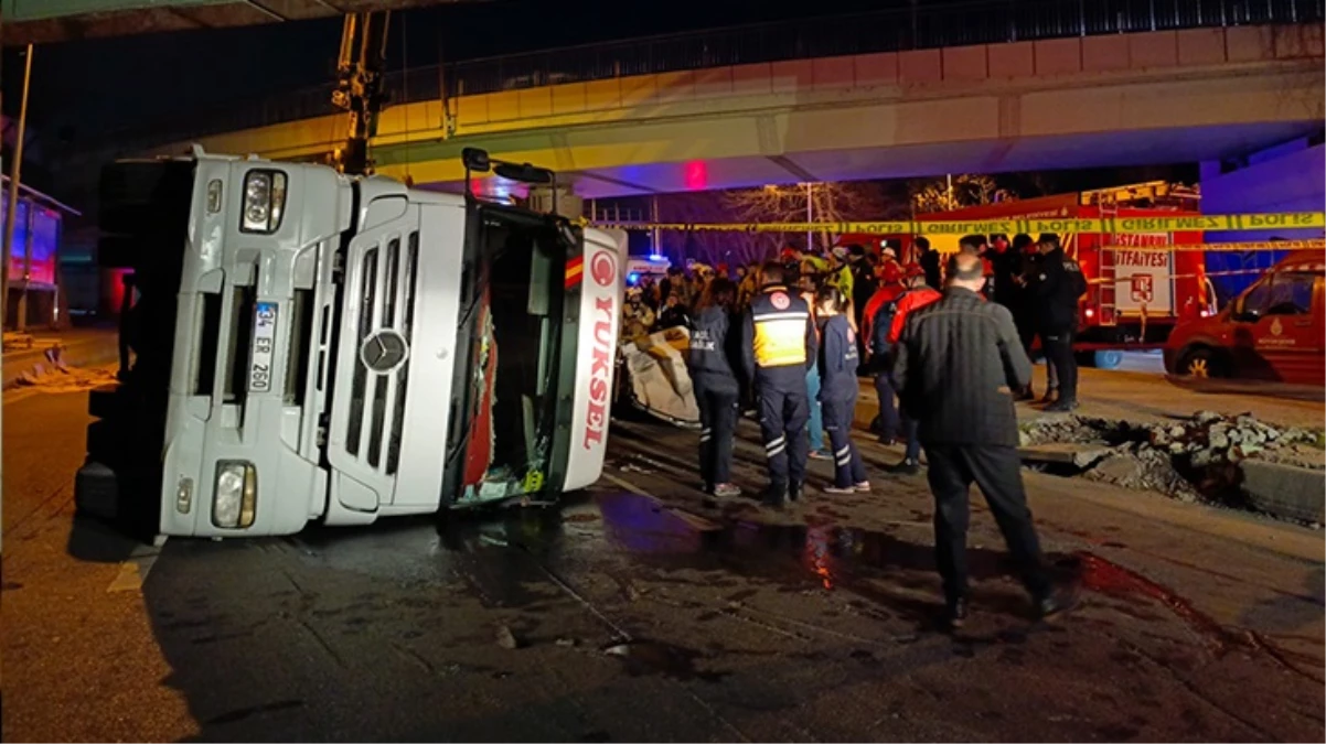 İstanbul Bakırköy’de üst geçide çarpan tır, otomobilin üzerine devrildi: 4 ölü