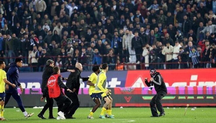 Trabzonspor – Fenerbahçe maçında bitmeyen gerilim: Kafasını duvara çarptı! Aileler panik yaşadı