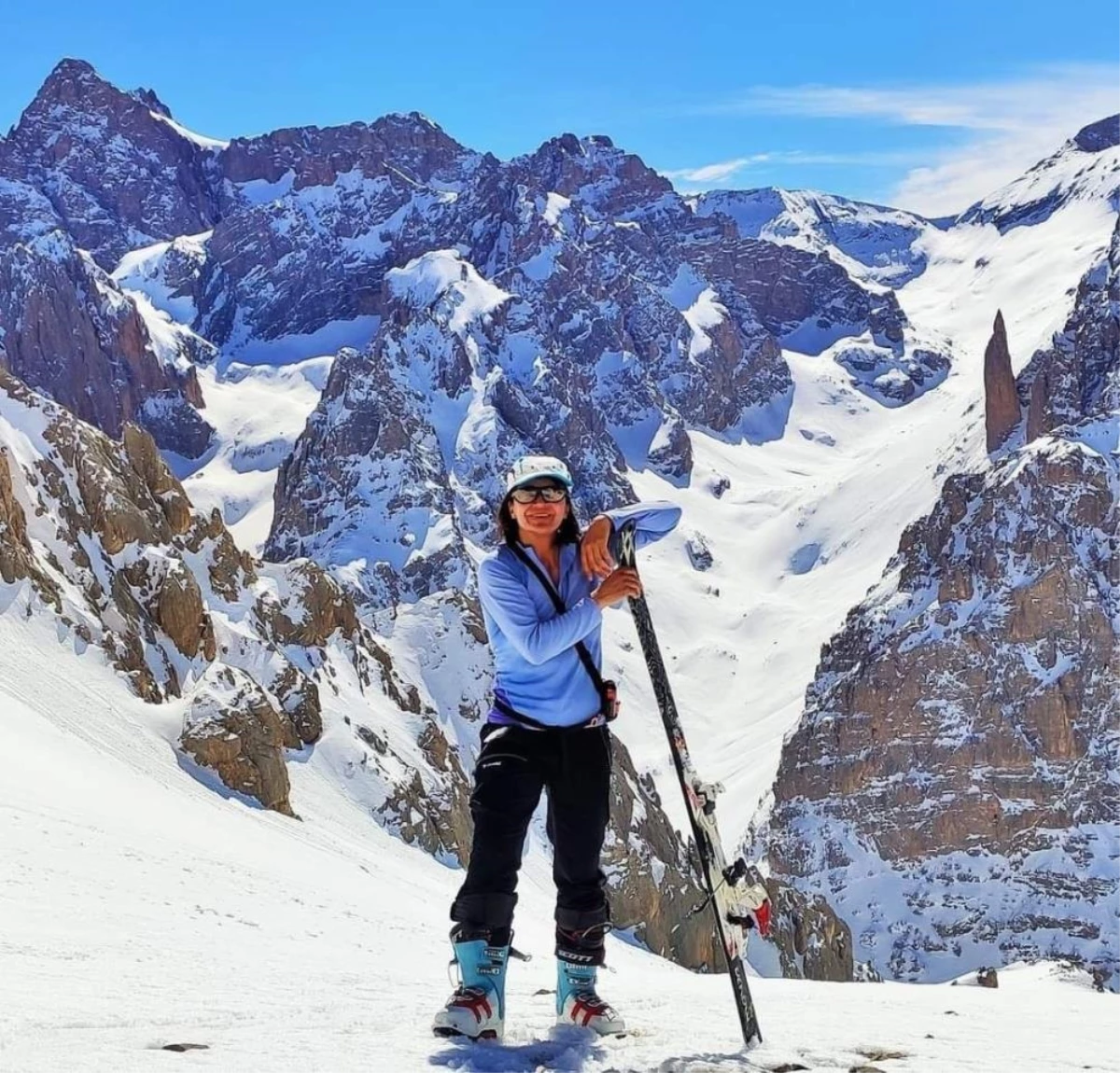 Turistlerle dağ kayağı yaparken üzerine kar kütlesi düşen Türk rehber hayatını kaybetti