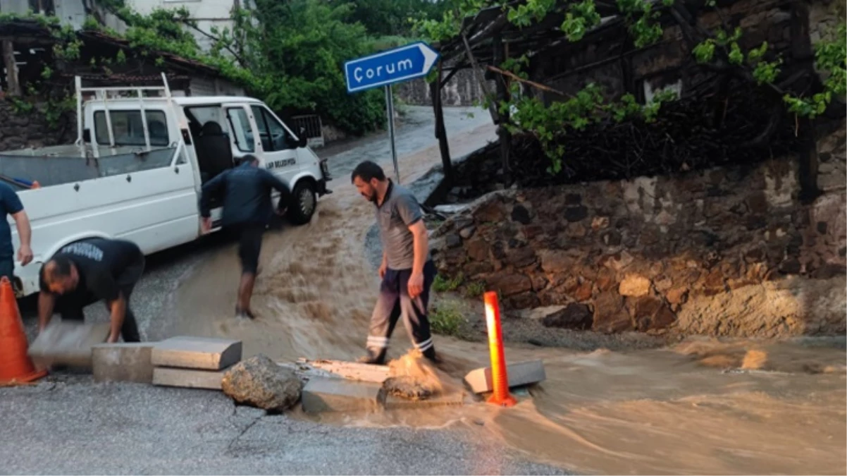 Çorum’da aşırı yağış! Yollar göle döndü, evleri su bastı